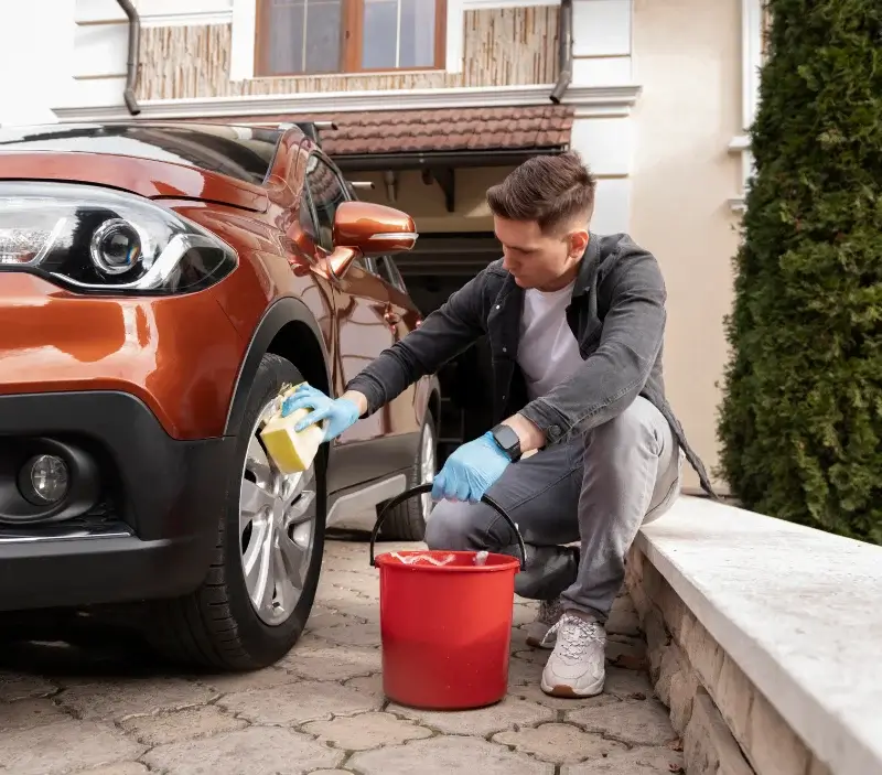 Lavage auto à domicile Groix : professionnel intervenant sur un véhicule